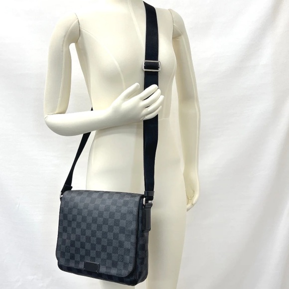 LOUIS VUTTION District PM in Damier Graphite Coated Canvas 100% Authentic EUC - Picture 4 of 6